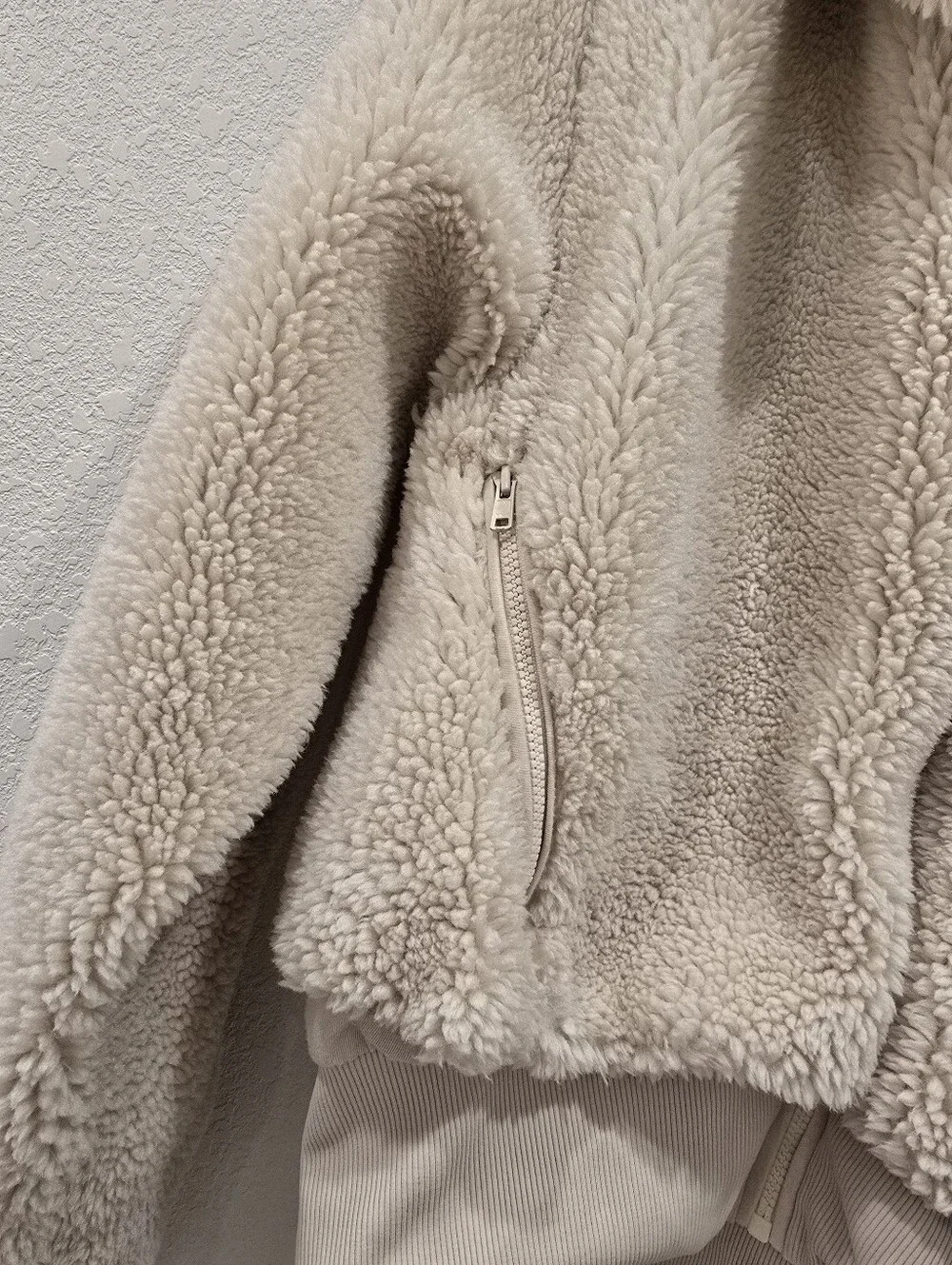 Alo Yoga Foxy Sherpa Jacket - Bone XS